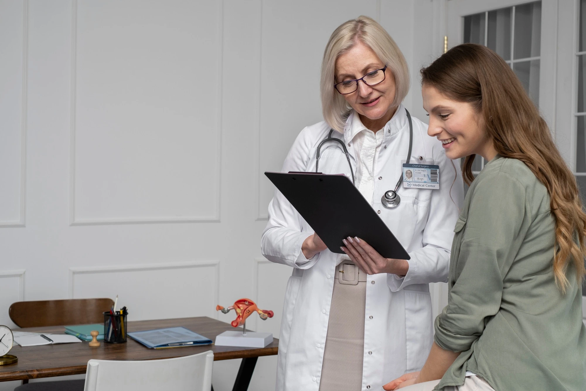 medium-shot-doctor-talking-smiley-patient_23-21493